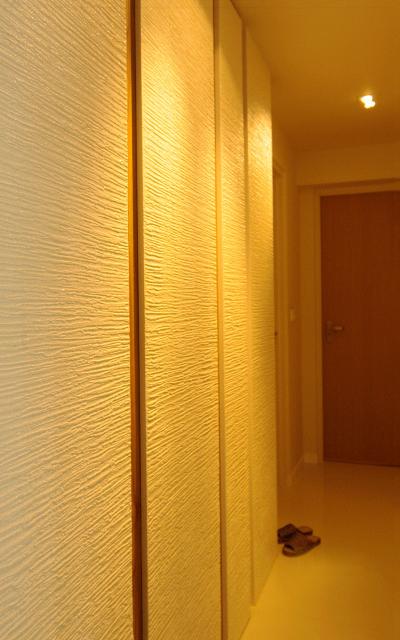 Upper Serangoon Crescent (Block 475C), Corazon Interior, Modern, HDB, Wall Design, White Wall, Recessed Lights, Yellow Lighting, White Floor, Tv Feature Wall, Feature Wall, Door, Folding Door