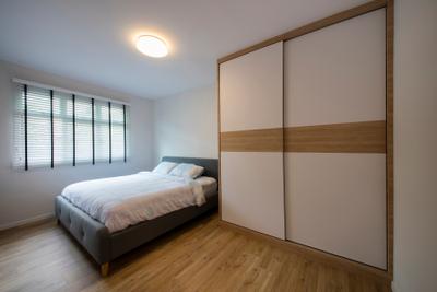 Telok Blangah Heights, The Local INN.terior 新家室, Minimalist, Bedroom, HDB, King Size Bed, Wooden Floor, Ceiling Lights, Roll Up Down Curtain, Wooden Wardrobe, Sliding Wardrobe, Cozy, Cosy, Contemporary Bedroom, Bed, Furniture