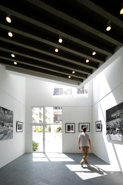 Gallery House, Lekker Architects, Modern, Commercial, High Ceiling, Ceiling Lights, Wall Portrait, White Ceiling, Door, Sliding Door, Audience, Crowd, Human, Person