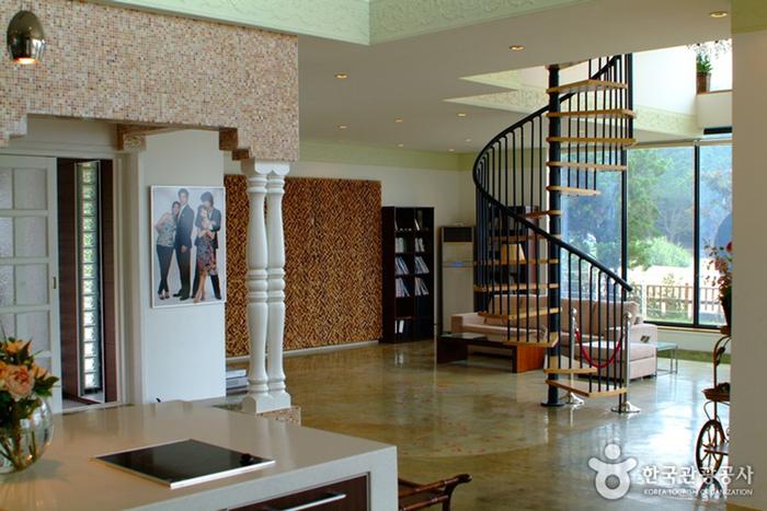 Guess The K-Drama Character Based On Their Home!