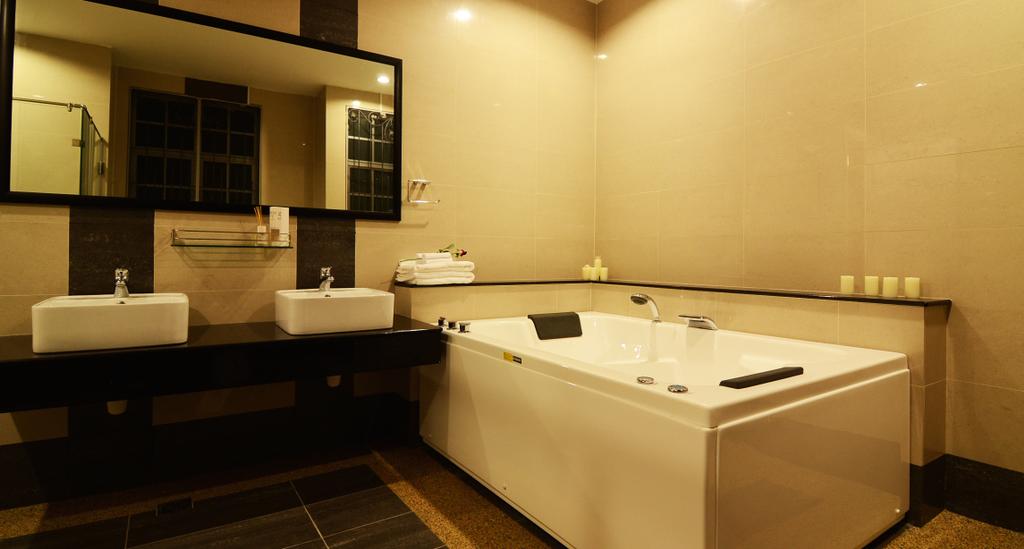 Modern, Landed, Bathroom, Beverly Hills (Tanjung Bungah), Interior Designer, JGiConcept Design, Indoors, Interior Design, Room