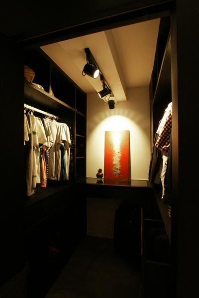 Chua Chu Kang (Block 420), Metamorph Design, Modern, Bedroom, HDB, Wood Wardrobe, Walk In Wardrobe, Clothes, Black, Black Track Lights, Track Lightings, Lighting