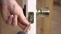 Replacement of door knob 1